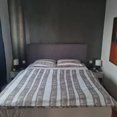 Lägenhet Lovely House With Swimming Pool